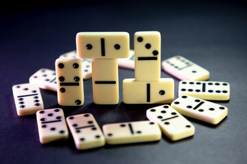 FICHAS DE DOMINÒ EN FONDO NEGRO, EN DISTINTAS FORMAS Y DETALLES.