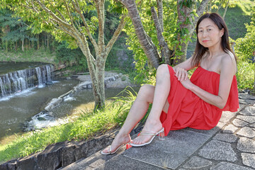 赤いドレスの女性