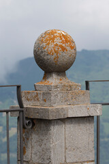 Bola de piedra en barandilla