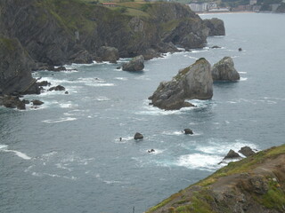 Costa marina con islotes