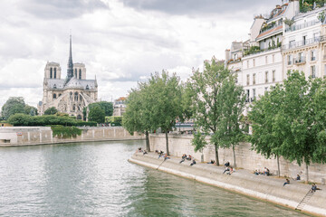 Obraz premium View of Notre Dame cathedral along the Seine River in Paris, France
