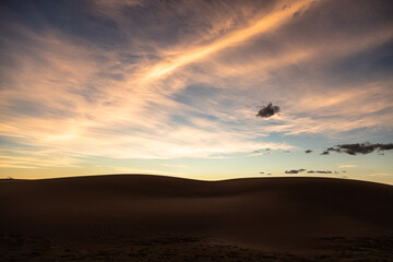 Últimas luces sobre las dunas del Delta de l'Ebro, España