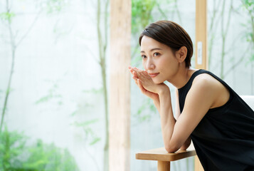 ショートヘアの女性　ポートレート