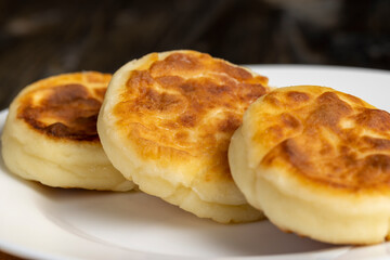 cottage cheese cheese cakes are eaten with sour cream or jam