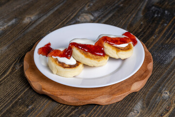 cottage cheese cheese cakes are eaten with sour cream or jam