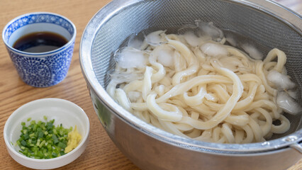 日本のうどん｜茹でたうどんを氷水で冷やす