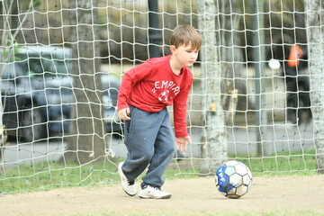 Niño jugando fútbol