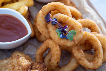 fried onion rings with other products in the cafe
