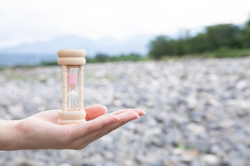 手の平に置かれた砂時計　Hourglass	