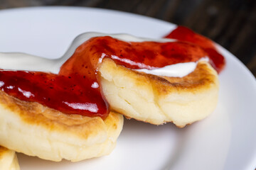 cottage cheese cheese cakes are eaten with sour cream or jam