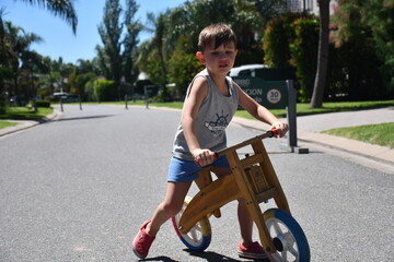 NIño en bicicleta