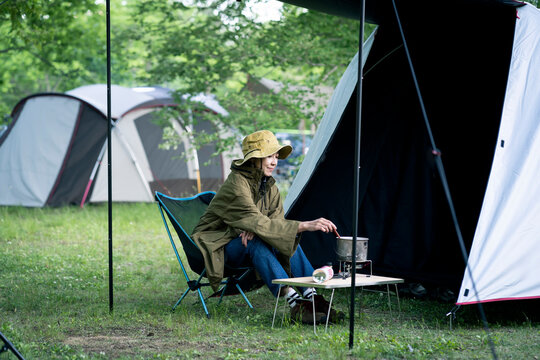 キャンプをする日本人女性