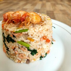 Macro shot on a fried rice with vegetable and ebi.