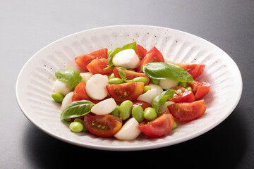 枝豆のサラダ　(トマト・チーズ・バジル)
