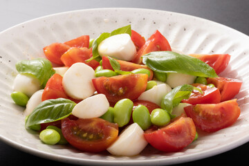 枝豆のサラダ　(トマト・チーズ・バジル)