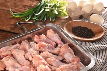 手羽元と卵があるキッチンの風景