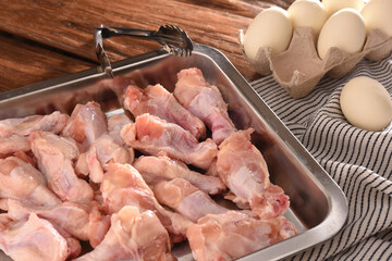 手羽元と卵があるキッチンの風景