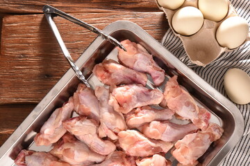 手羽元と卵があるキッチンの風景