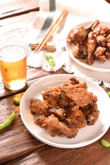手羽元とビールと枝豆がある食卓の風景
