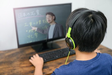 パソコンをする少年　オンライン授業