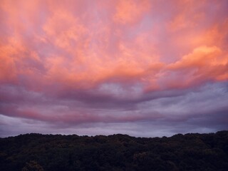 노을빛 하늘과 구름 그리고 산