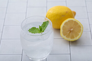 レモンと水　Lemon and water