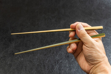 正しい箸の持ち方　Right way of holding chopsticks