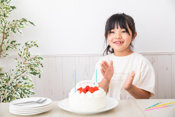 誕生日ケーキにローソクを立てる女の子　birthday