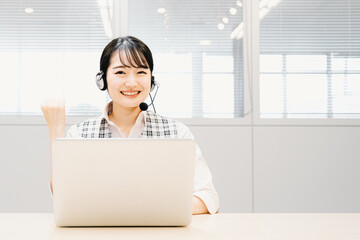 コールセンター・オペレーターの女性（パソコン）
