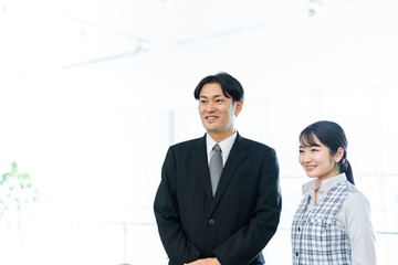 オフィスにいるビジネスマンとビジネスウーマン
