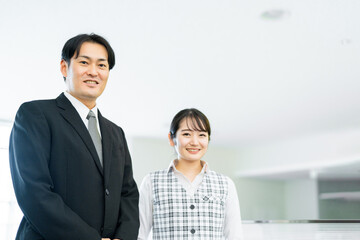 オフィスにいるビジネスマンとビジネスウーマン
