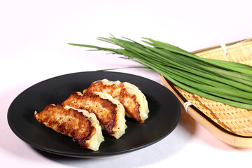 焼き餃子とニラ
