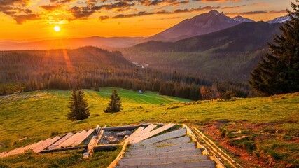 Wschód słońca nad Tatrami i Pieninami widziany z drogi na Gęsią Szyję w czerwcu - obrazy, fototapety, plakaty