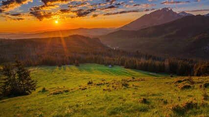 Wschód słońca nad Tatrami i Pieninami widziany z drogi na Gęsią Szyję w czerwcu