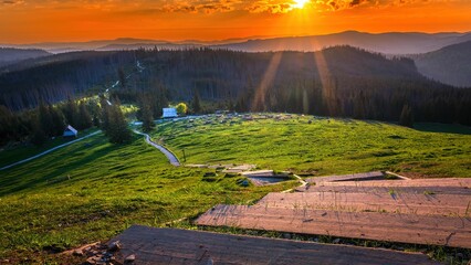 Wschód słońca nad Tatrami i Pieninami widziany z drogi na Gęsią Szyję w czerwcu