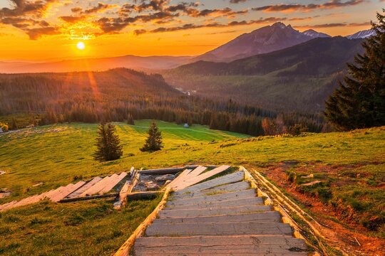 Fototapeta Wschód słońca nad Tatrami i Pieninami widziany z drogi na Gęsią Szyję w czerwcu