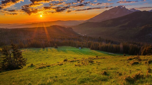 Fototapeta Wschód słońca nad Tatrami i Pieninami widziany z drogi na Gęsią Szyję w czerwcu