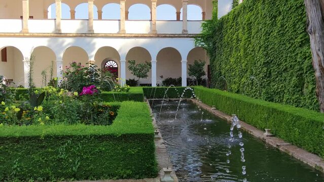 Fuentes y jardines en el palacio del Generalife de la Alhambra en Granada, Espa&ntilde;a