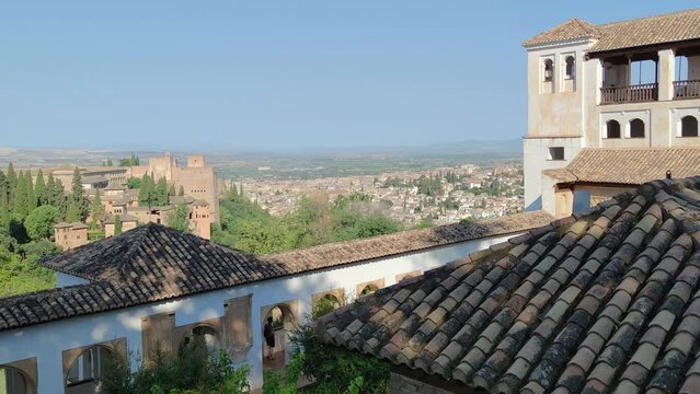 Panor&aacute;mica del recinto de la Alhambra de Granada vista desde el palacio del Generalife, Espa&ntilde;a
