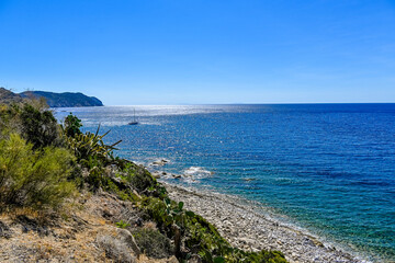 Seccheto, Pomonte, Elba, Insel, Küste, Motorboot Pianosa, Isola di Montecristo, Meer, Thyrrenisches Meer, Toskana, Toskanischer Archipel, Segelschiffe, Wassersport, Bergstrasse, Sommer, Italien