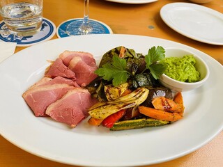 鴨肉のローストと野菜のグリル