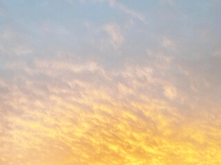 夕焼け空と雲の夕暮れ背景