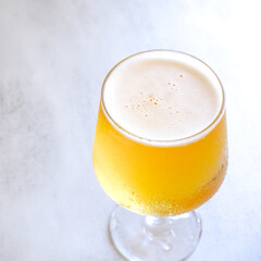 よく冷えたビールを注いだグラス