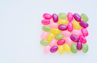 白バックの上にカラフルなグミの集合