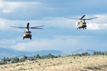 Fototapeta na wymiar Helicópteros de transporte pesado aterrizando Chinook