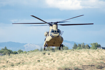 Helicóptero de transporte pesado aterrizando Chinook