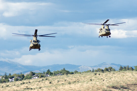 Helicópteros de transporte pesado aterrizando Chinook