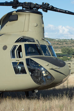 Vista de cabina de helicoptero de transporte pesado CH-47 Chinook