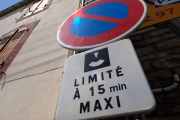 Panneau de signalisation indiquant un stationnement limité à 15 minutes maximum