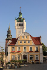 Fototapeta na wymiar Verden (Aller); Altes Rathaus vom Rathausplatz, dahinter St.-Johannis-Kirche